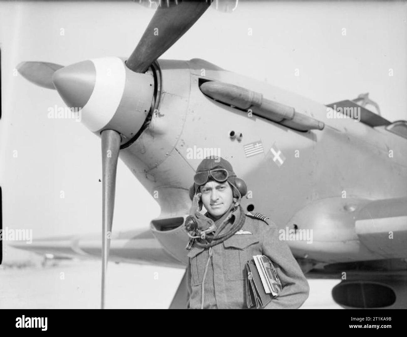 Royal Air Force operazioni in Medio Oriente e Nord Africa, 1939-1943 Grandi X F Varvaresos, Comandante della n. 335 (Hellenic) Squadron RAF, in piedi di fronte a un Hawker Hurricane Mark mi dello squadrone, abbellito con i colori della Royal Hellenic Air Force, a Aqir, Palestina. Foto Stock