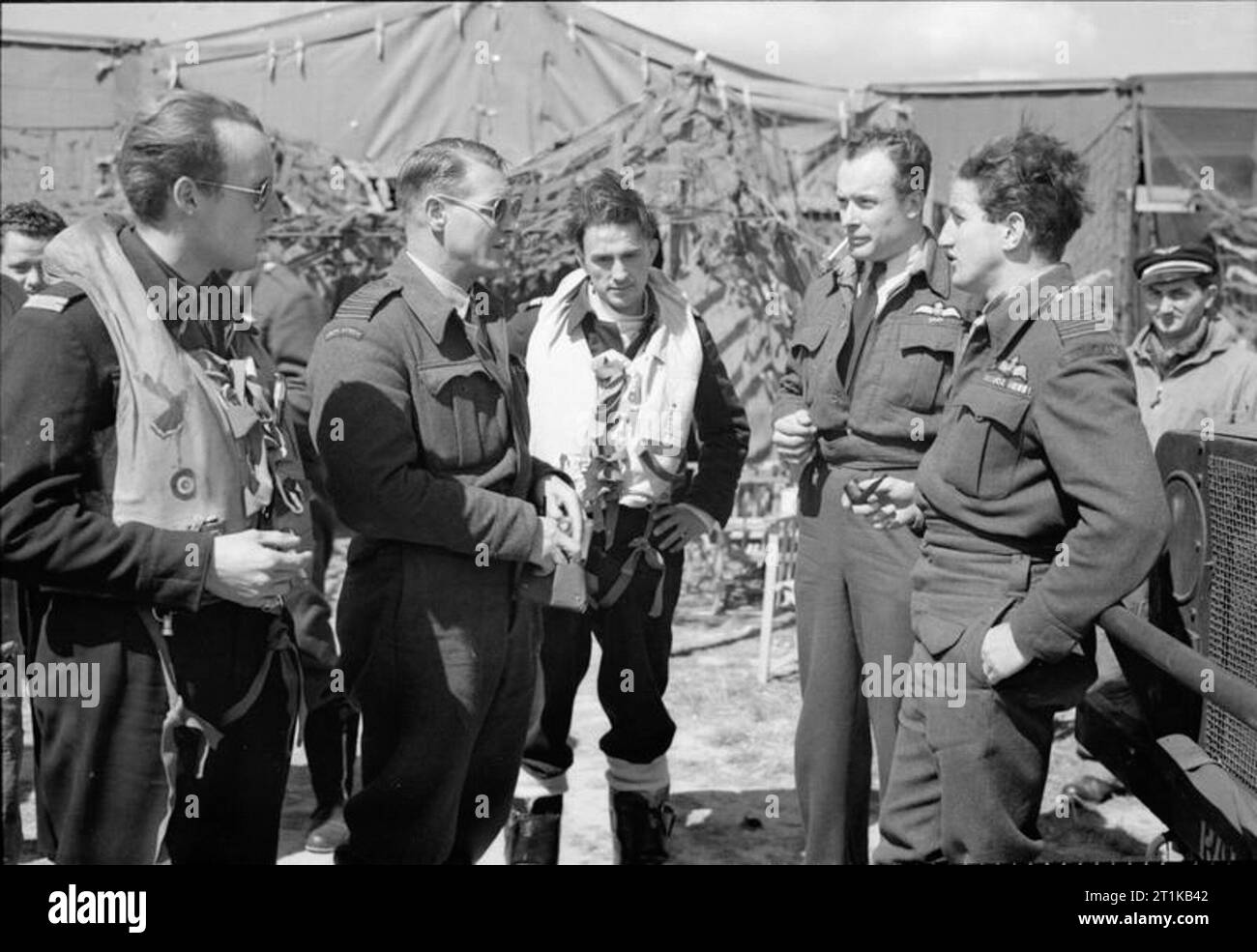 Royal Air Force - la seconda forza aerea tattica, 1943-1945 Gruppo capitano UN G Malan (secondo da sinistra), Comandante della n. 145 (gratuito) francese ala discute la situazione operativa sulla mattina di 'D-giorno" con alcuni dei suoi piloti a Merston, Sussex. Sulla sinistra si erge libera pilota francese, il Tenente Raoul Duval; secondo da destra è il leader di Ala, Wing Commander W V Crawford-Compton; terza a destra è il comandante C Martell, Comandante della n. 341 (gratuito) francese Squadron RAF. Foto Stock