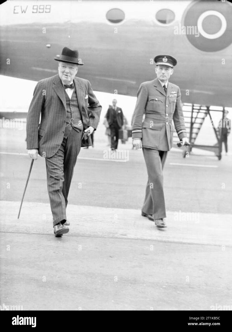 Royal Air Force trasporto comando, 1943-1945. Il Primo Ministro Winston Churchill, accompagnato dal maresciallo dell'aria l'on. Sir Ralph Cochrane, aria Comandante in capo del comando di trasporto, passeggiate dalla sua Douglas Skymaster contrassegnare I, EW999, a Walsall, Middlesex, al suo ritorno da tre conferenza Power a Potsdam. Foto Stock