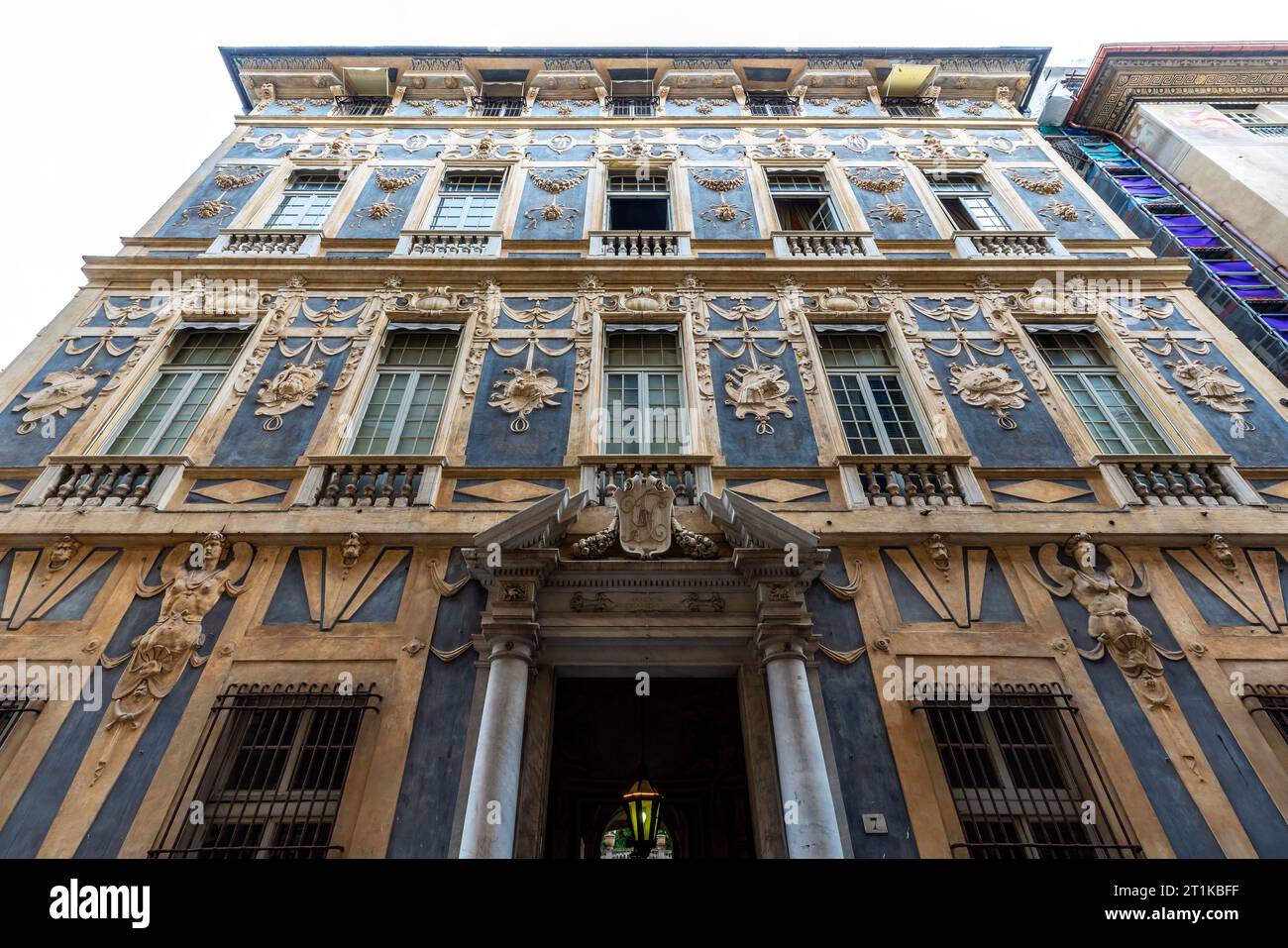 Palazzo Nicolosio Lomellino. Fu costruito tra il 1563 e il 1569 da Nicolosio Lomellino, via Garibaldi 7, Genova, Liguria, Italia. Il ricco stucco decoratio Foto Stock