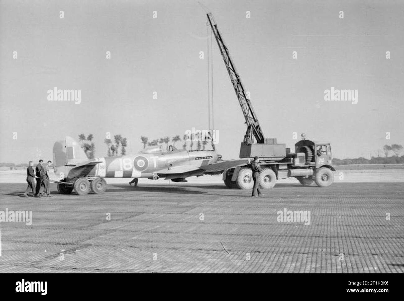 Royal Air Force - la seconda forza aerea tattica, 1943-1945. Avieri del n. 419 Riparazione e unità di soccorso, aiutata da un AEC gru mobile, rimuovere danneggiato Hawker Typhoon Mark IB, MN413 'I8-T', di n. 440 Squadron RCAF dal landing strip, a seguito di una ruota di atterraggio fino a B9/Lantheuil, Normandia, il 1 agosto 1944. Foto Stock