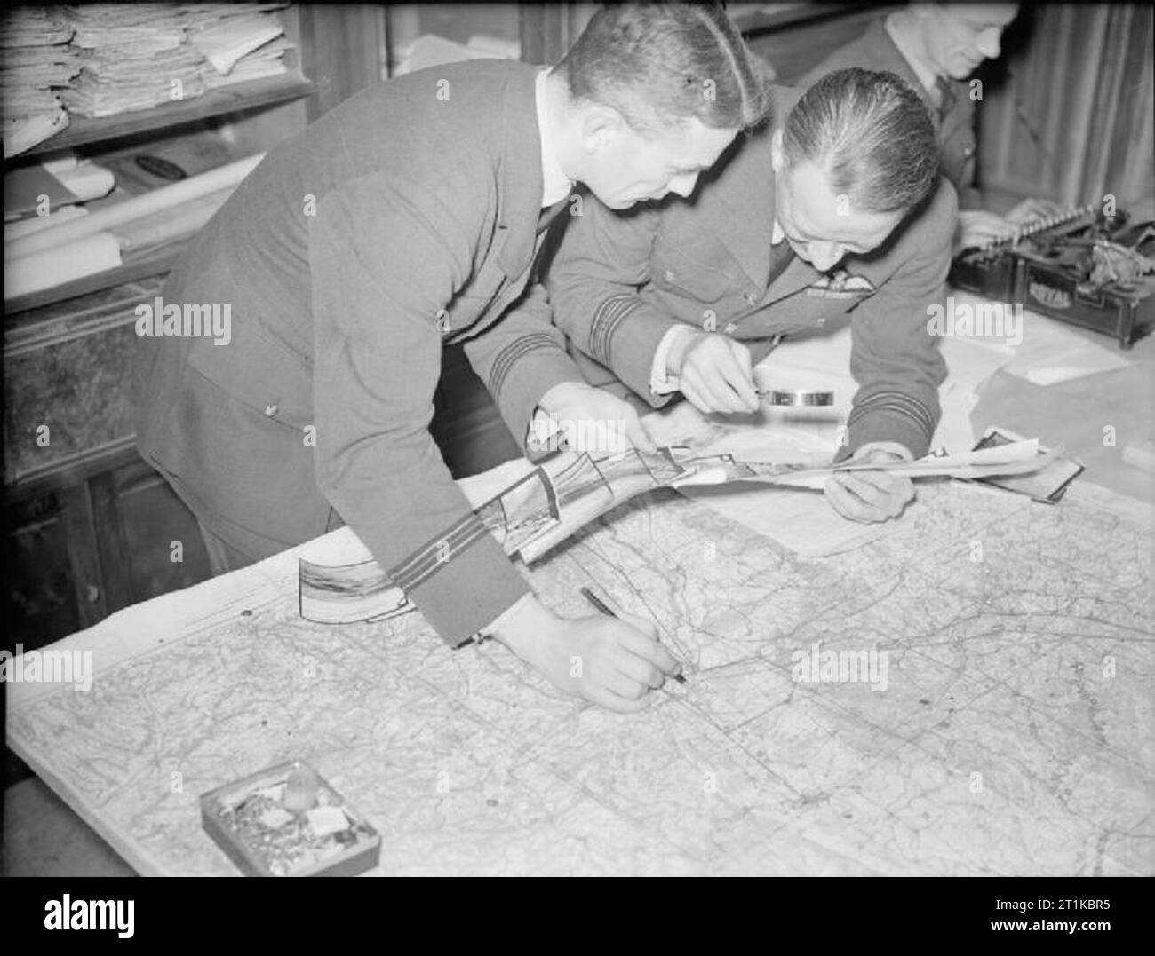 Royal Air Force - Francia, 1939-1940 interpreti fotografici presso il quartier generale del No. 71 Wing dell'Advanced Air Striking Force a BÃ?theniville, studiano le stampe scattate in una sortita di ricognizione fotografica di basso livello. Foto Stock