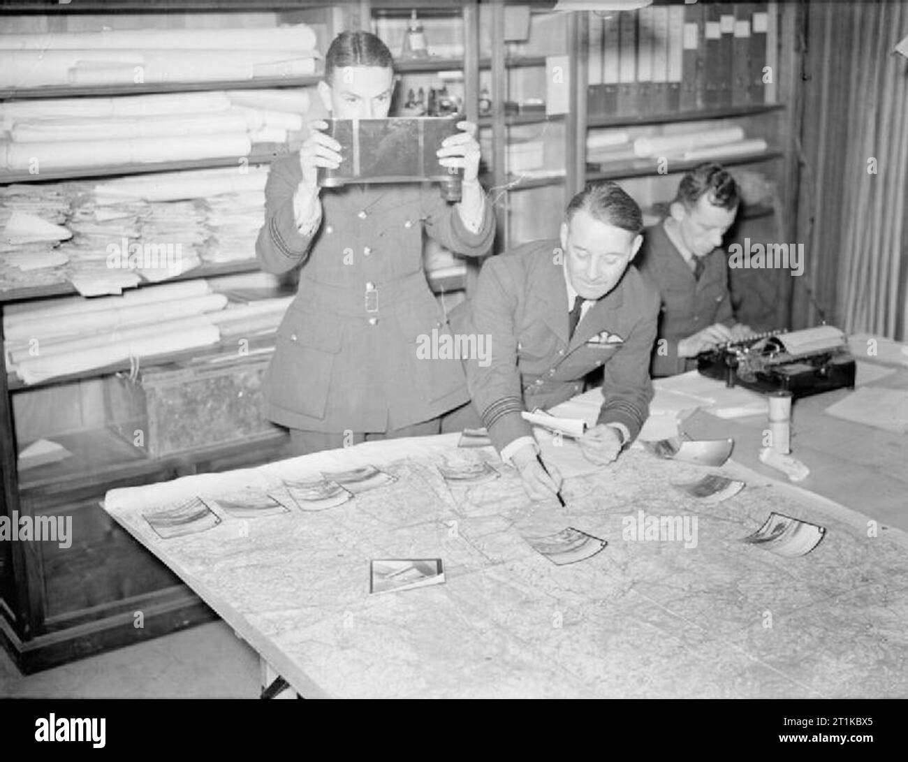 Royal Air Force - Francia, 1939-1940. Interpreti fotografici studiano i risultati di una sortita di ricognizione fotografica di basso livello, presso il quartier generale del No. 71 Wing, Advanced Air Striking Force, Bétheniville. Foto Stock