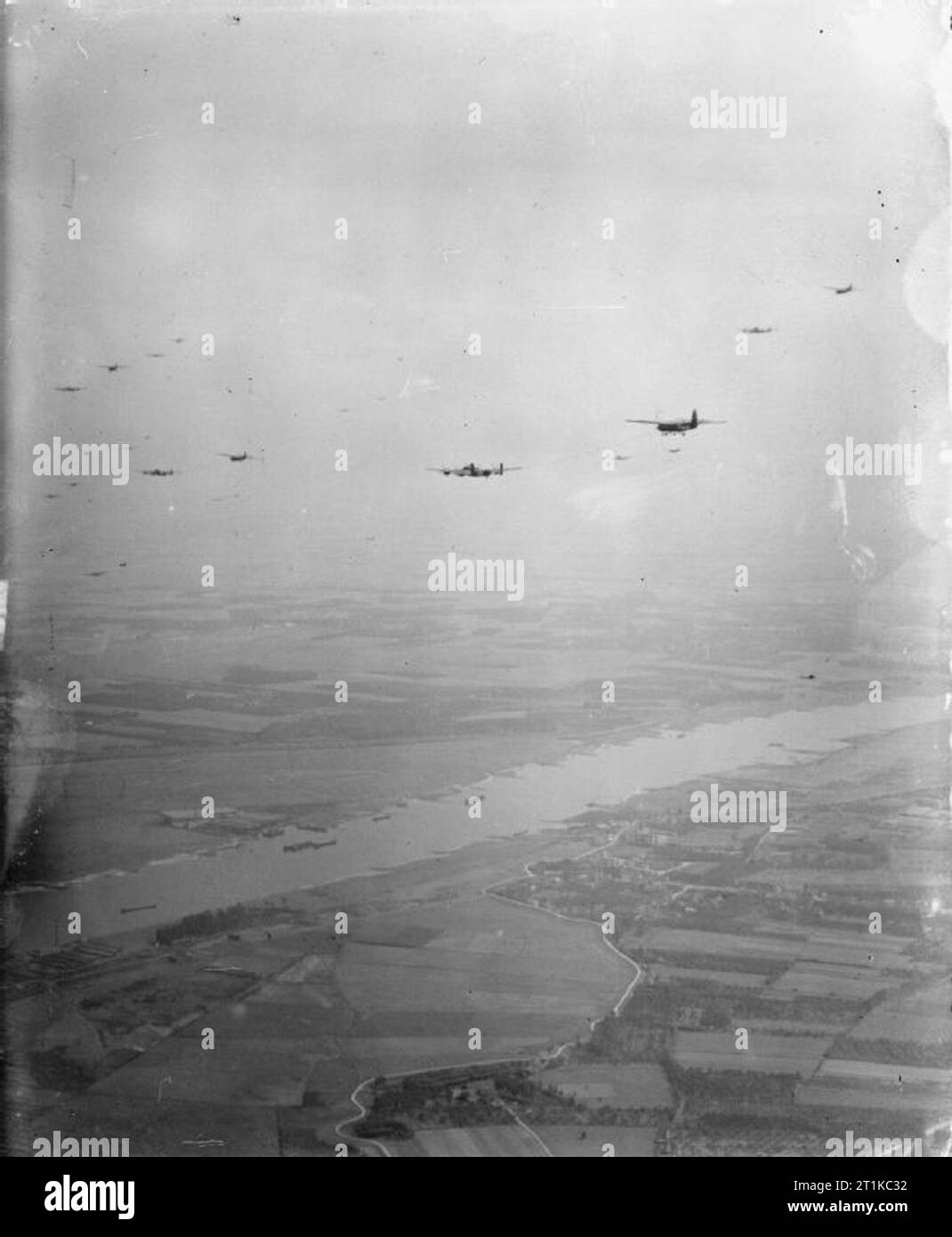 Royal Air Force- Headquarters Allied Expeditionary Air Force, n. 38 Gruppo RAF. Operazione MARKET I: l'operazione aerea a cogliere ponti tra Arnhem e Eindhoven, Olanda, (parte di operazione Market Garden). Handley Page Halifaxs velocità aerodinamica di traino alianti Horsa volare sopra il fiume Waal (il villaggio di Deest può essere visto in basso a destra) verso le zone di sbarco nei pressi di Arnhem, circa dieci miglia di distanza. Foto Stock