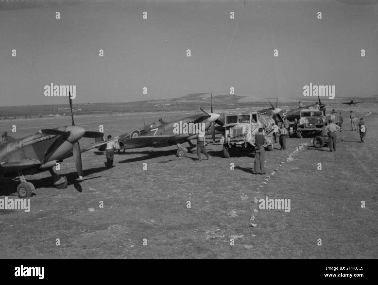 Royal Air Force - L'Italia, i paesi dei Balcani e del sud-est Europa, 1942-1945. Una linea di Supermarine Spitfire Mark IXs di n. 73 Squadron RAF, sottoposti a manutenzione e il rifornimento di carburante a Prkos, Iugoslavia. Foto Stock