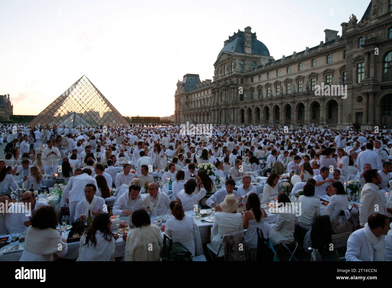 The White Diner, 5000 persone vestite di bianco, una cena segreta annuale, quest'anno nel cortile del Louvre - Foto Stock