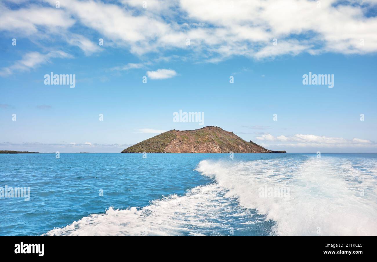 Paesaggio marino con un'isola solitaria, Isole Galapagos, Ecuador. Foto Stock