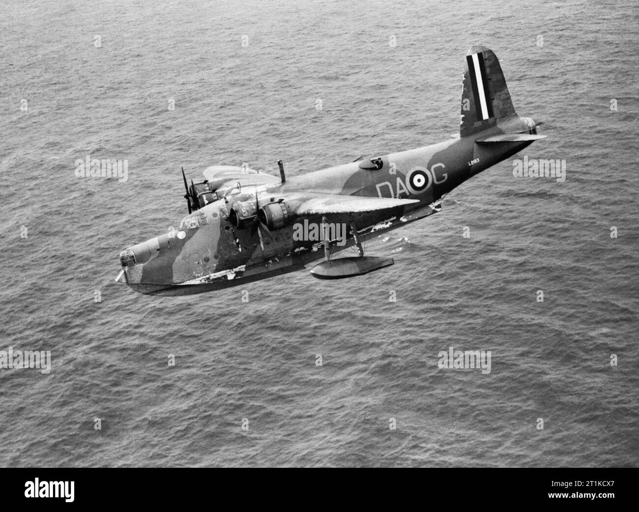 Short Sunderland Mk I di n. 210 Squadrone RAF basato a Oban in Scozia, scortando un canadese convoglio di truppe in Greenock, 31 luglio 1940. Sunderland contrassegnare I, L2163 &#145;DA-G&#146;, di n. 210 Squadrone RAF basato a Oban, Argyll, bancario oltre l'atlantico mentre la scorta di truppe canadesi convoglio 6 (TC.6), in entrata per Greenock. Foto Stock