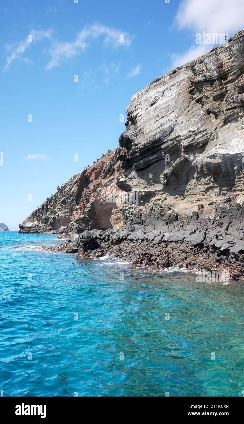 Scogliera rocciosa vista dall'acqua, isole Galapagos, Ecuador. Foto Stock