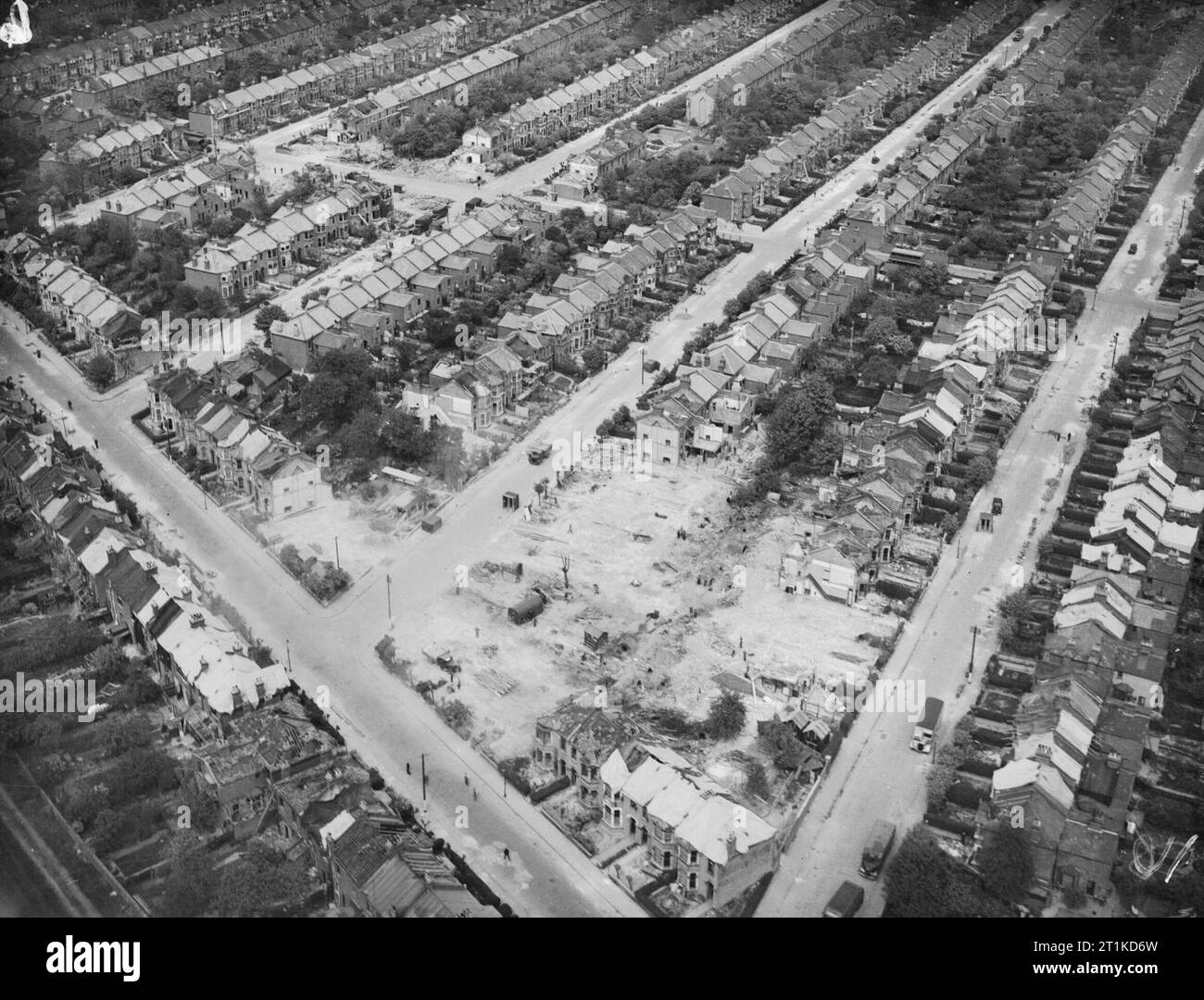 Il danno causato da un tedesco V-2 razzo che ha esploso in corrispondenza della giunzione di Wanstead Park Road e giardini Endsleigh in Cranbrook, Ilford, in data 8 marzo 1945. Vista aerea da sud che mostra il danno risultante da un tedesco V2 di missili a razzo che è esplosa in corrispondenza della giunzione di Wanstead Park Road e giardini Endsleigh in Cranbrook, Ilford, Essex, Inghilterra il 8 marzo 1945. Come risultato di un incidente, nove persone sono state uccise, quindici gravemente ferito e diciannove leggermente feriti. 8 case sono state distrutte, 16 dovevano essere demoliti, 33 sono state rese inabitabili e 116 erano molto seriamente danneggiato. Foto Stock