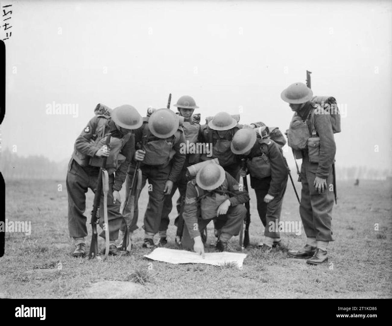 L'esercito britannico in Francia 1940 uomini del secondo battaglione del reggimento Essex studiare una mappa durante un esercizio a Meurchin, 27 aprile 1940. Foto Stock