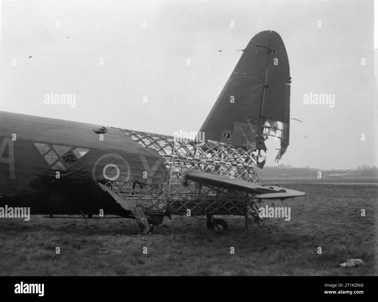 Royal Air Force Bomber Command, 1942-1945. Danni al Vickers Wellington MARCHIO X, egli239 'NA-Y', di n. 428 Squadron RCAF basato a Dalton, nello Yorkshire, risultante da un colpo diretto da anti-aerei pistola fuoco mentre ci si avvicina alla bomba Duisburg, in Germania la notte del 8/9 aprile 1943. Nonostante la perdita della parte posteriore della torretta e il suo artigliere, nonché altri danni estesi, il pilota, sergente L F Williamson, ha continuato a bombardare il bersaglio, a seguito della quale è stato constatato che la bomba porte potrebbe non essere chiuso a causa di una perdita completa di alimentazione idraulica. Williamson tuttavia egli condusse239 e il rimanere Foto Stock