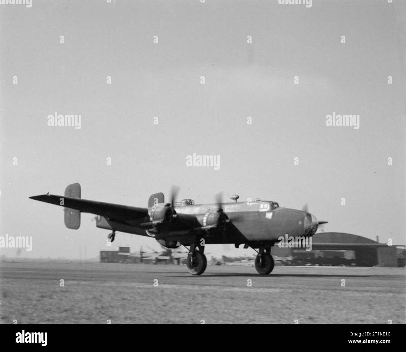 Aereo della Royal Air Force 1939-1945-handley Page HP.57 Halifax. Halifax B Mark III del No. 77 Squadron RAF, decollando da Elvington, Yorkshire. Notare il tentativo del censore di cancellare il radome di H2S sotto la fusoliera Foto Stock