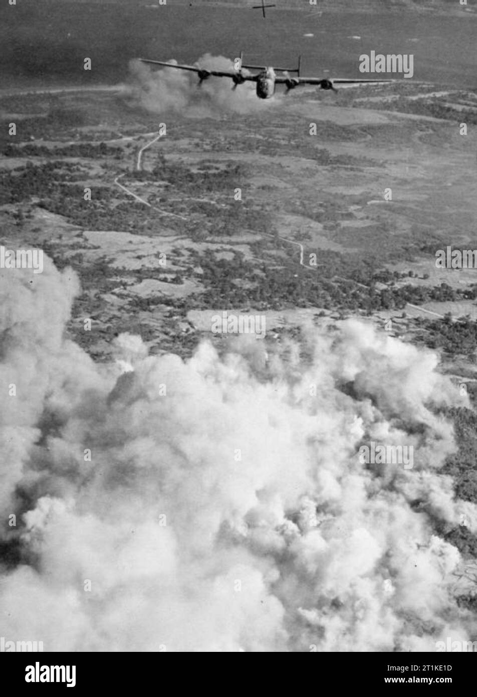 Un consolidato Liberator B marchio VI di n. 356 Squadrone RAF vola sopra le posizioni giapponesi su Ramree Island, che è appena stato bombardato, il giorno prima del trasporto marittimo assalto ventiseiesima divisione indiana. Foto Stock
