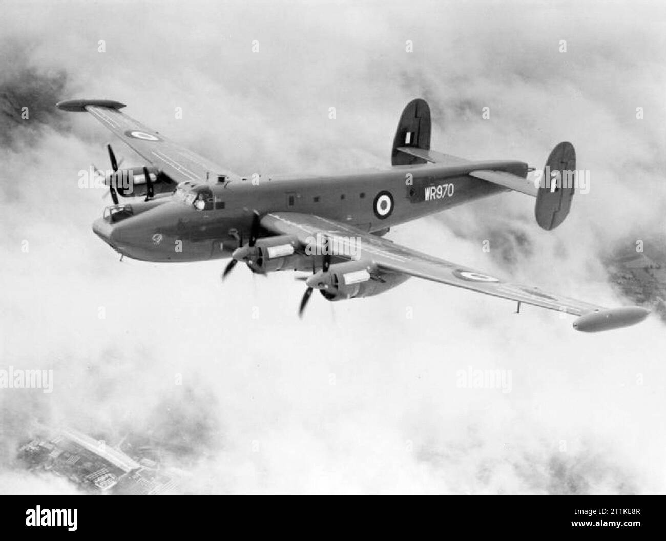 . Un Royal Air Force Avro Shackleton il sig.3 (s/n WR970) in volo su cloud. WR970, il prototipo Mk.3, è stato per la prima volta ha volato il 2 settembre 1955. Successivamente essa è stata persa in un crash nel Peak District vicino Foolow, Derbyshire (UK) durante prove di funzionamento il 7 dicembre 1956. Tutti a bordo sono stati uccisi. Foto Stock