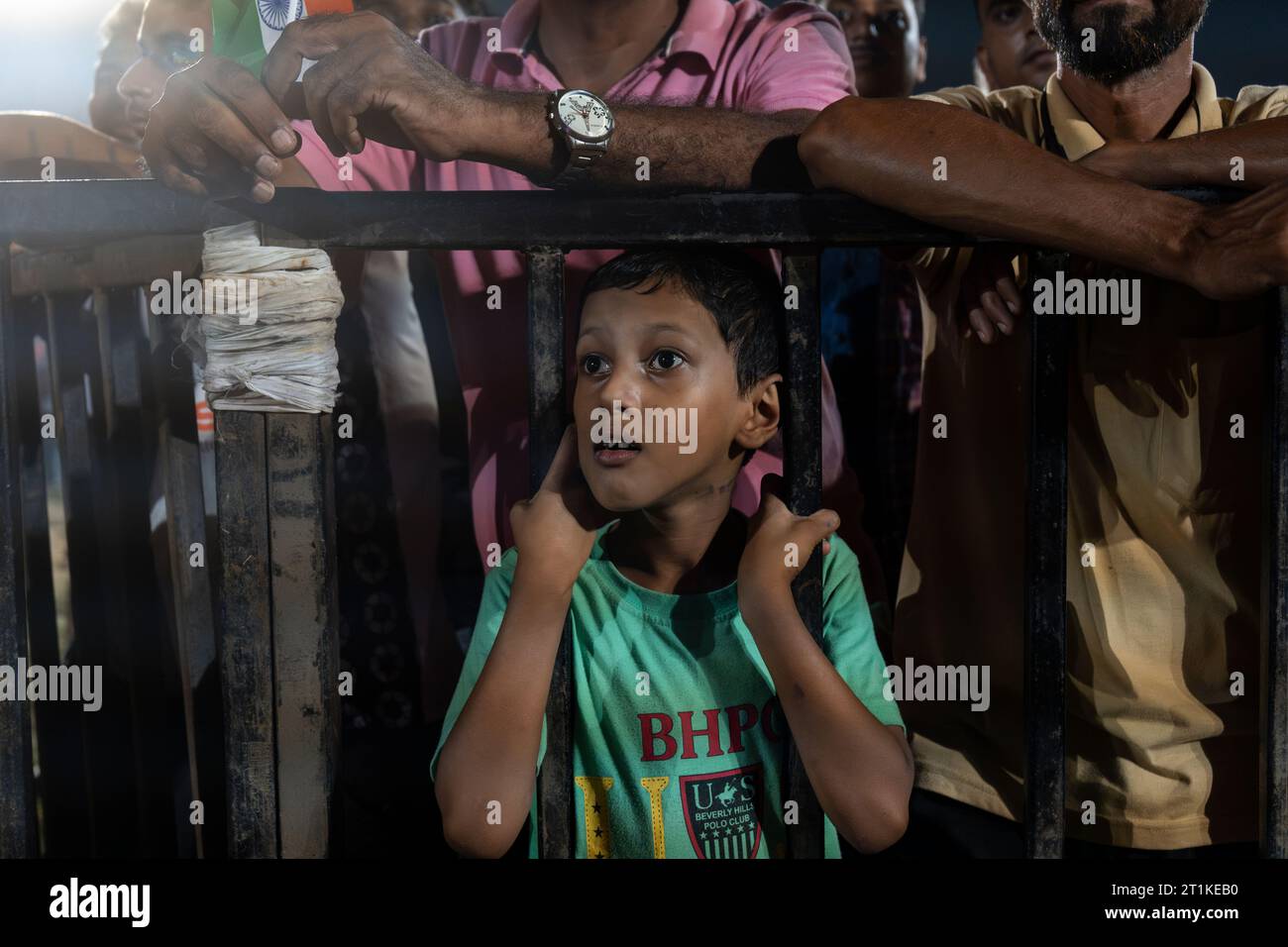 I tifosi indiani di cricket applaudono mentre guardano la partita internazionale di un giorno della Coppa del mondo di cricket maschile 2023 (ODI) tra India e Pakistan sullo schermo di un proiettore in un campo, il 14 ottobre 2023 a Guwahati, Assam, India. L'India ha sconfitto il Pakistan con 7 wicket. Credito: David Talukdar/Alamy Live News Foto Stock