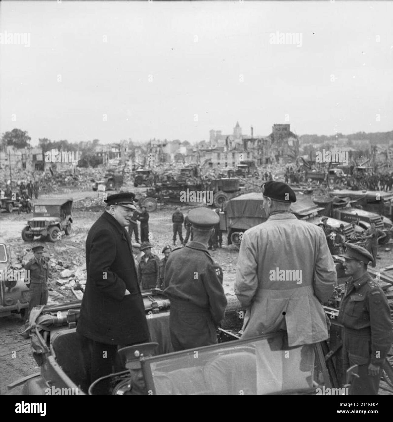 Campagna alleata in Europa nord-occidentale, 6 giugno 1944 - 7 maggio 1945 il Primo Ministro Winston Churchill osserva la distruzione a Caen, Francia, con il generale Sir Bernard Montgomery e il tenente generale Sir Miles Dempsey il 22 luglio 1944. Foto Stock
