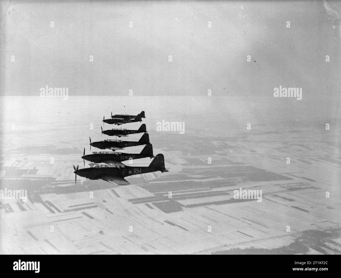 Royal Air Force- Francia, 1939-1940. Sei Fairey battaglie di n. 88 Squadron RAF basato a Mourmelon-le-Grand, volare in dritta a scacchiera su neve-coperta di campagna francese. Foto Stock