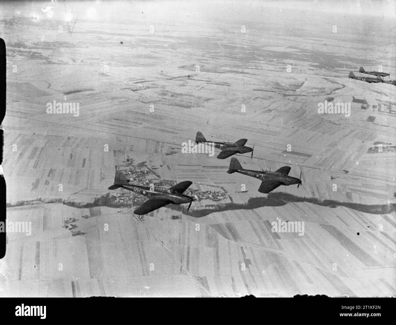 Royal Air Force- Francia 1939-1940. Tre Fairey battaglie di n. 88 Squadron RAF basato a Mourmelon-le-Grand, volare in "Vic" formazione oltre la coperta di neve campagna francese. naltri "Vic" di battaglie può essere visto a livello di estrema destra superiore. Foto Stock