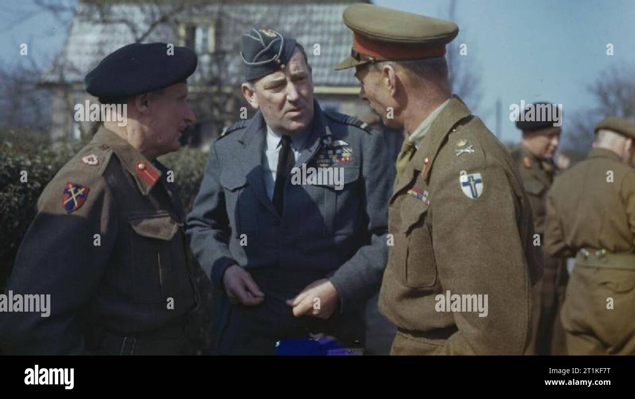 I preparativi per l 'operazione Gamma', la traversata del Reno a Walbeck, Germania, 22 marzo 1945 il Comandante del xxi gruppo dell'esercito, il Maresciallo di Campo Sir Bernard Montgomery (sinistra), il comandante della seconda forza aerea tattica, Maresciallo dell'aria Sir Arthur Coningham (centro) e il comandante britannico della seconda armata, il tenente generale Sir Miles Dempsey, parlare dopo una conferenza tenutasi in un piccolo villaggio tedesco alla quale hanno partecipato tutti gli alti ufficiali dell'Esercito XXI Gruppo e la seconda forza aerea tattica. In occasione della conferenza Maresciallo di Campo Montgomery ha dato l'ordine per la seconda armata per iniziare l'assalto di attraversamento Foto Stock