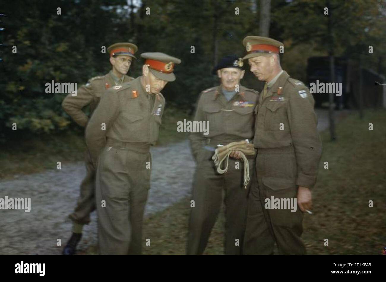 Hm King George VI con il British Liberation Army in Olanda, 13 ottobre 1944 HM King George VI con il comandante del xxi gruppo dell'esercito, il Maresciallo di Campo Sir Bernard Montgomery e il comandante della seconda armata, il tenente generale Sir Miles Dempsey durante una visita al generale Dempsey's HQ. Foto Stock