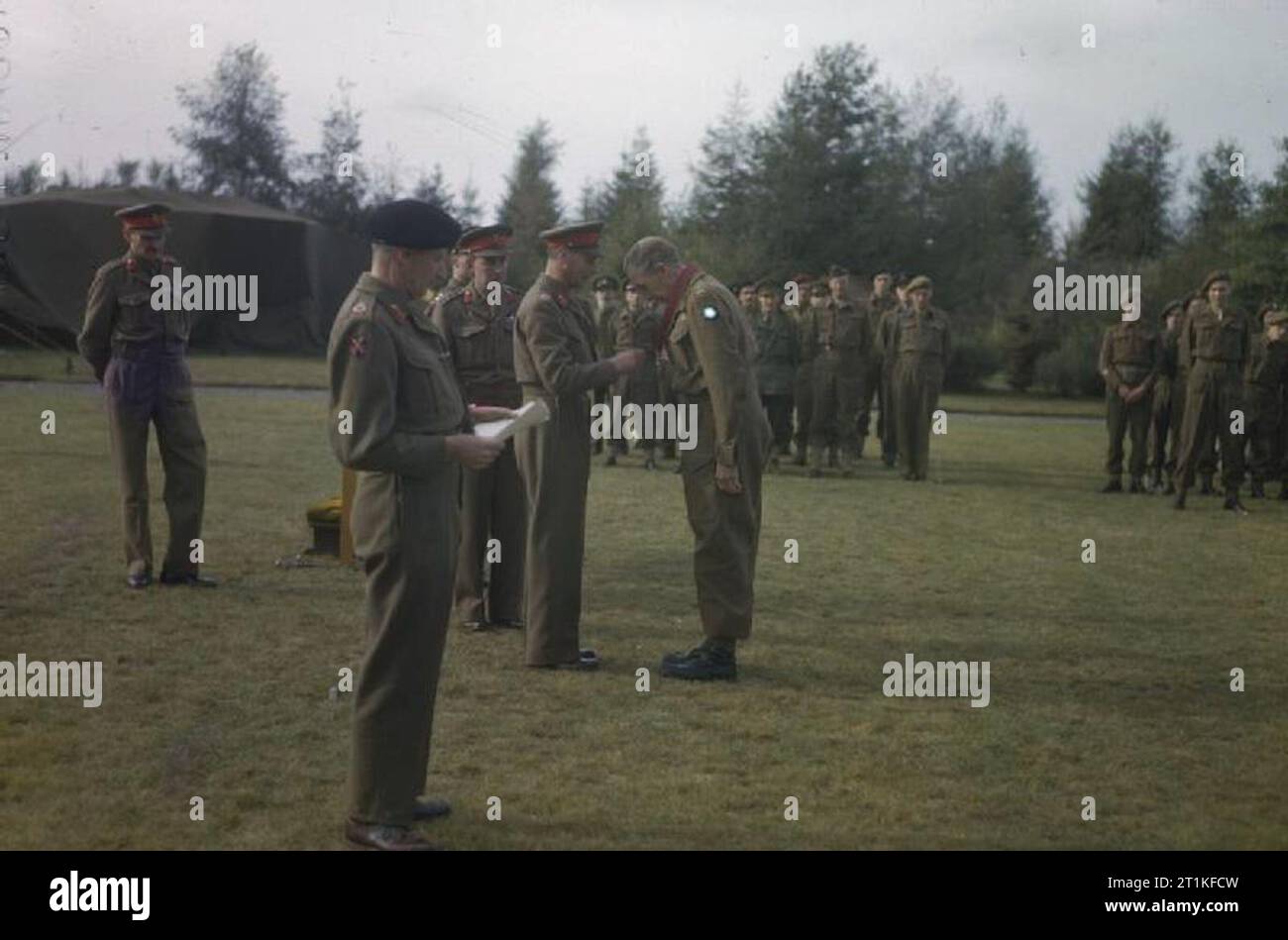 Hm King George VI con il British Liberation Army in Olanda, 15 ottobre 1944 il Comandante di corpo 30, il tenente generale B G Horrocks è realizzato un comandante del bagno e riceve il Distinguished Service Order da HM King George VI durante un'investitura tenutasi presso il quartier generale del comandante del xxi gruppo dell'esercito, il Maresciallo di Campo Sir Bernard Montgomery. Maresciallo di Campo Montgomery è visto in primo piano. Foto Stock