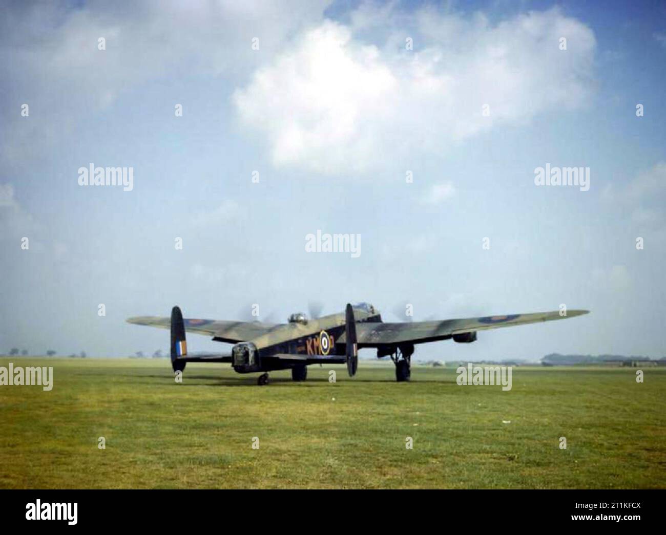 Descrizione dell'oggetto: Avro Lancaster R5740/"KM-O' taxi fuori a Waddington, Lincolnshire per aria-aria fotografia. Ai comandi è Squadron Leader Pat Burnett, il volo B Comandante del n. 44 Squadron RAF. - Etichetta: Avro Lancaster Mk I R5740/"KM-O' di n. 44 squadrone a Waddington nel Lincolnshire, 29 settembre 1942. Ai comandi è Squadron Leader Pat Burnett, 'B' Comandante di volo. Foto Stock