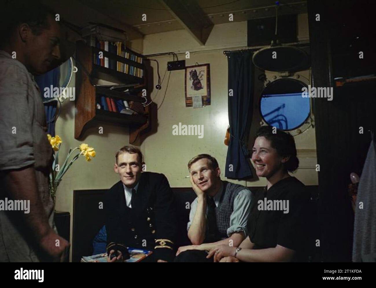 Onorevoli Giornata a Bordo Ss Empire Fede, 16 febbraio 1943 mogli e innamorati a bordo SS EMPIRE la fede in un porto del nord-ovest per visitare prima che la nave capi al mare di nuovo. La foto mostra: Seconda Mate W J Lee, secondo ingegnere Arthur Bridgewater e onorevole Lee dalla Angus, Forfarshire ascoltare uno dei terzo Engineer Tom Jackson, storie. Foto Stock