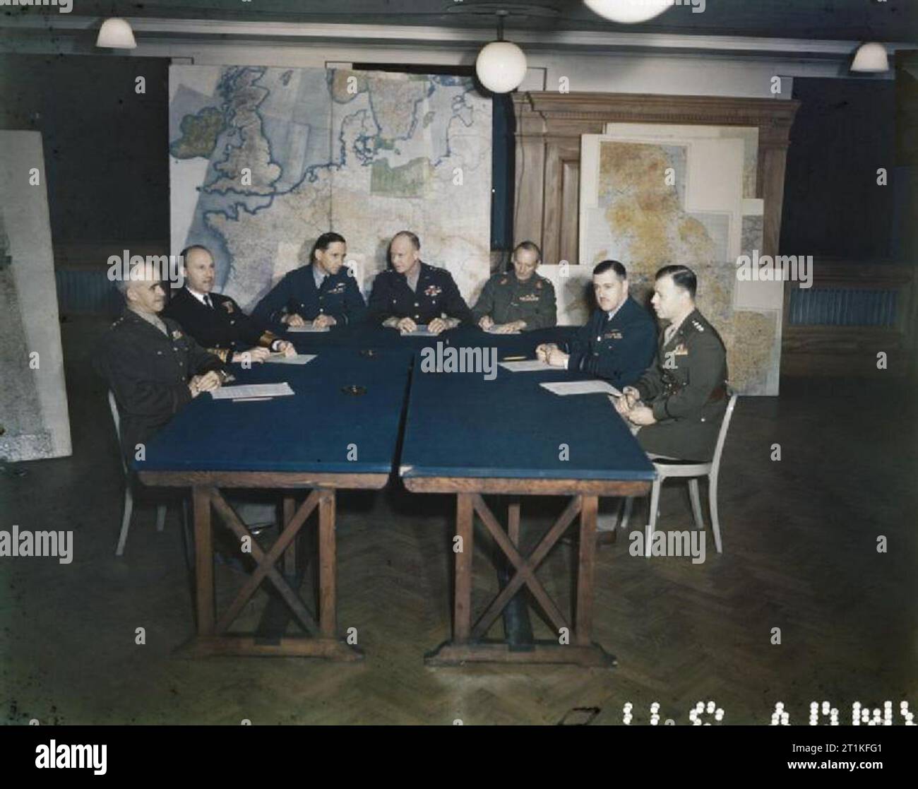 Riunione del Comando supremo alleato forza expeditionary, Londra, 1 Febbraio 1944 da sinistra a destra: il tenente generale Omar Bradley, comandante in capo 1US Army ammiraglio sir Bertram H Ramsay, Allied Naval Comandante in Capo, forza expeditionary AIR CHIEF MARSHAL Sir Arthur W Tedder, vice Comandante supremo, forza expeditionary generale Dwight Eisenhower, Supreme Commander, forza expeditionary generale Sir Bernard Montgomery, comandante in capo dell'Esercito XXI gruppo AIR CHIEF MARSHAL Sir Trafford Leigh-Mallory, Allied Air Comandante in Capo, forza expeditionary tenente generale Walter Bedell Smith Foto Stock