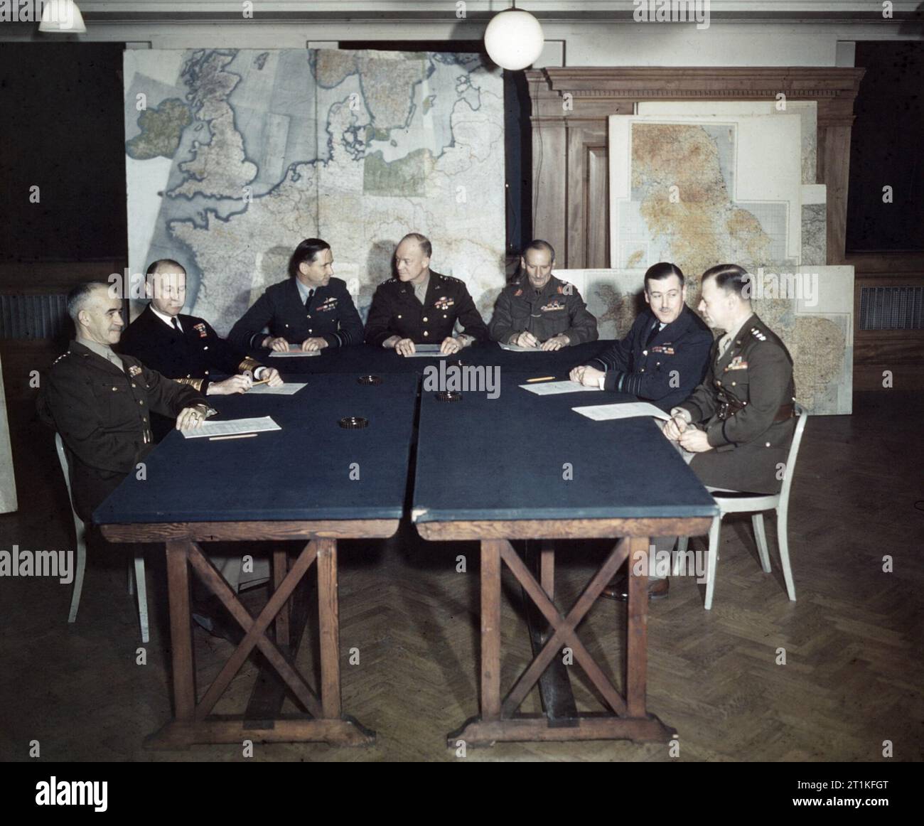 Riunione del Comando supremo alleato forza expeditionary, Londra, 1 Febbraio 1944 da sinistra a destra: il tenente generale Omar Bradley, comandante in capo 1US Army ammiraglio sir Bertram H Ramsay, Allied Naval Comandante in Capo, forza expeditionary AIR CHIEF MARSHAL Sir Arthur W Tedder, vice Comandante supremo, forza expeditionary generale Dwight D. Eisenhower, Supreme Commander, forza expeditionary generale Sir Bernard Montgomery, comandante in capo dell'Esercito XXI gruppo AIR CHIEF MARSHAL Sir Trafford Leigh-Mallory, Allied Air Comandante in Capo, forza expeditionary tenente generale Walter Bedell Sm Foto Stock