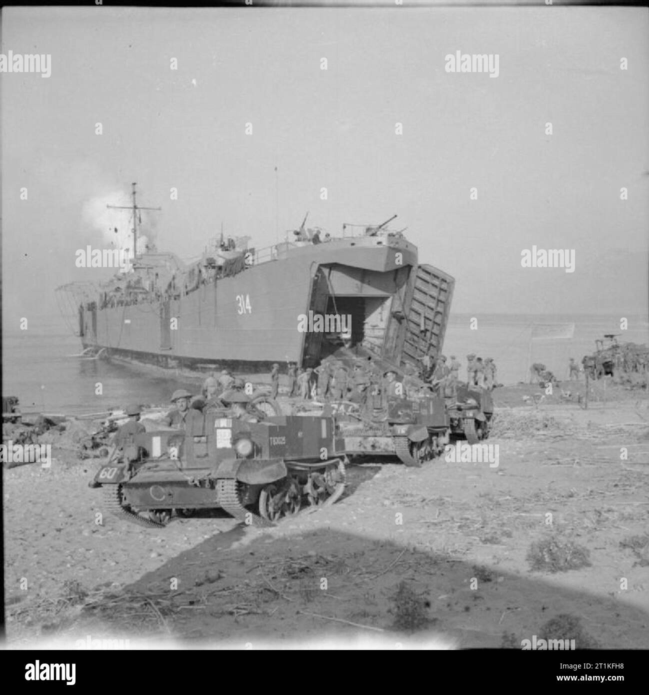 Il record del Museo Imperiale di Guerra afferma: "Terra della quinta Armata nella Baia di Salerno, a sud di Napoli. Portaerei Bren che arrivano a terra da Landing Craft, nr. Salerno. Angus Konstam, nel suo lavoro su Salerno, identifica gli uomini e le macchine appartenenti al 6th Lincolnshire Regiment della 46th Division. Individua la posizione come zio Red Beach, all'estrema sinistra della zona di sbarco britannica. Foto Stock