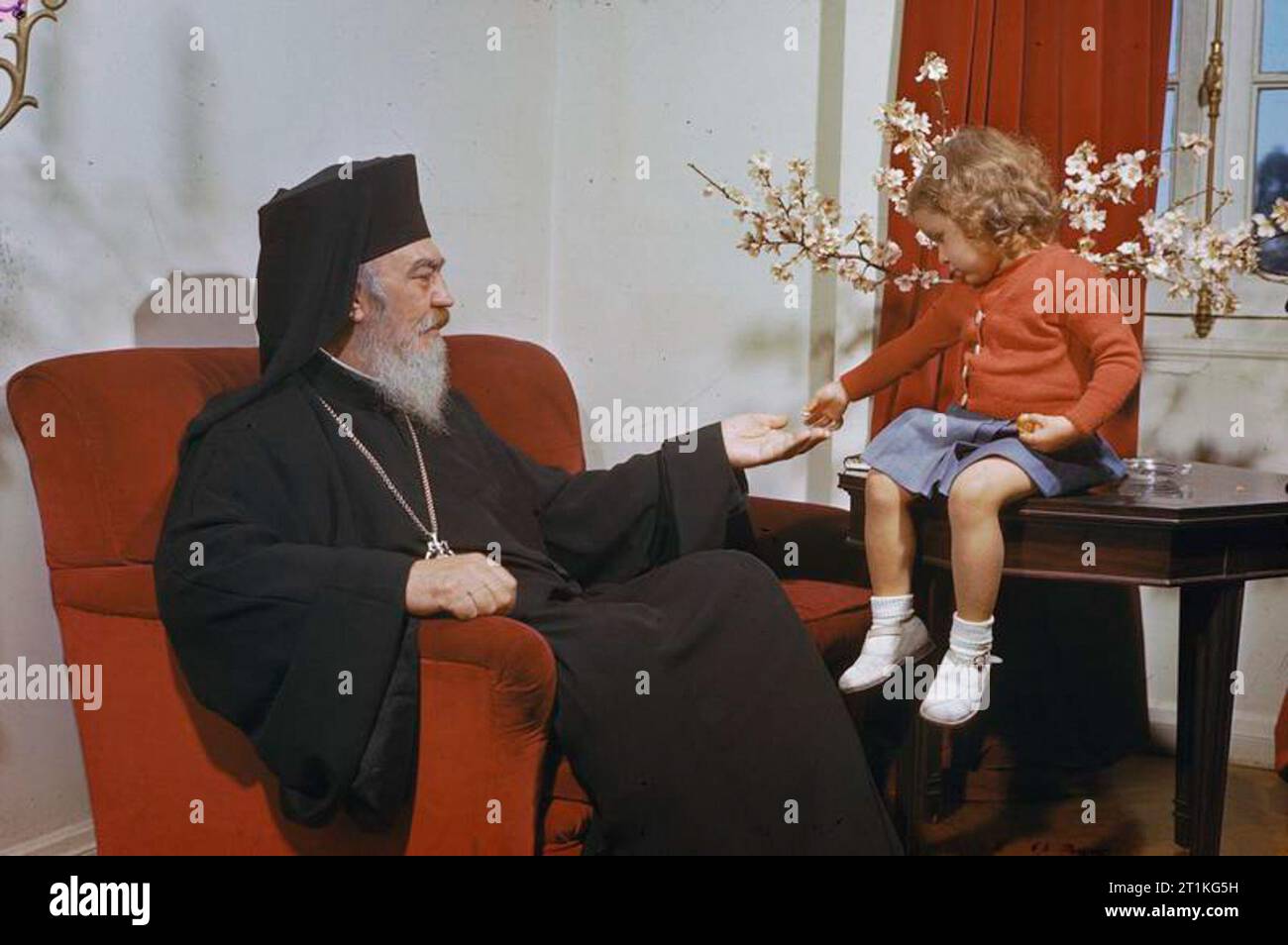 L Arcivescovo reggente Damaskinos della Grecia, 15 febbraio 1945 Il Reggente con Chloe, la piccola figlia di suo Consigliere politico del signor Giovanni Georgakis, in Atene. Foto Stock
