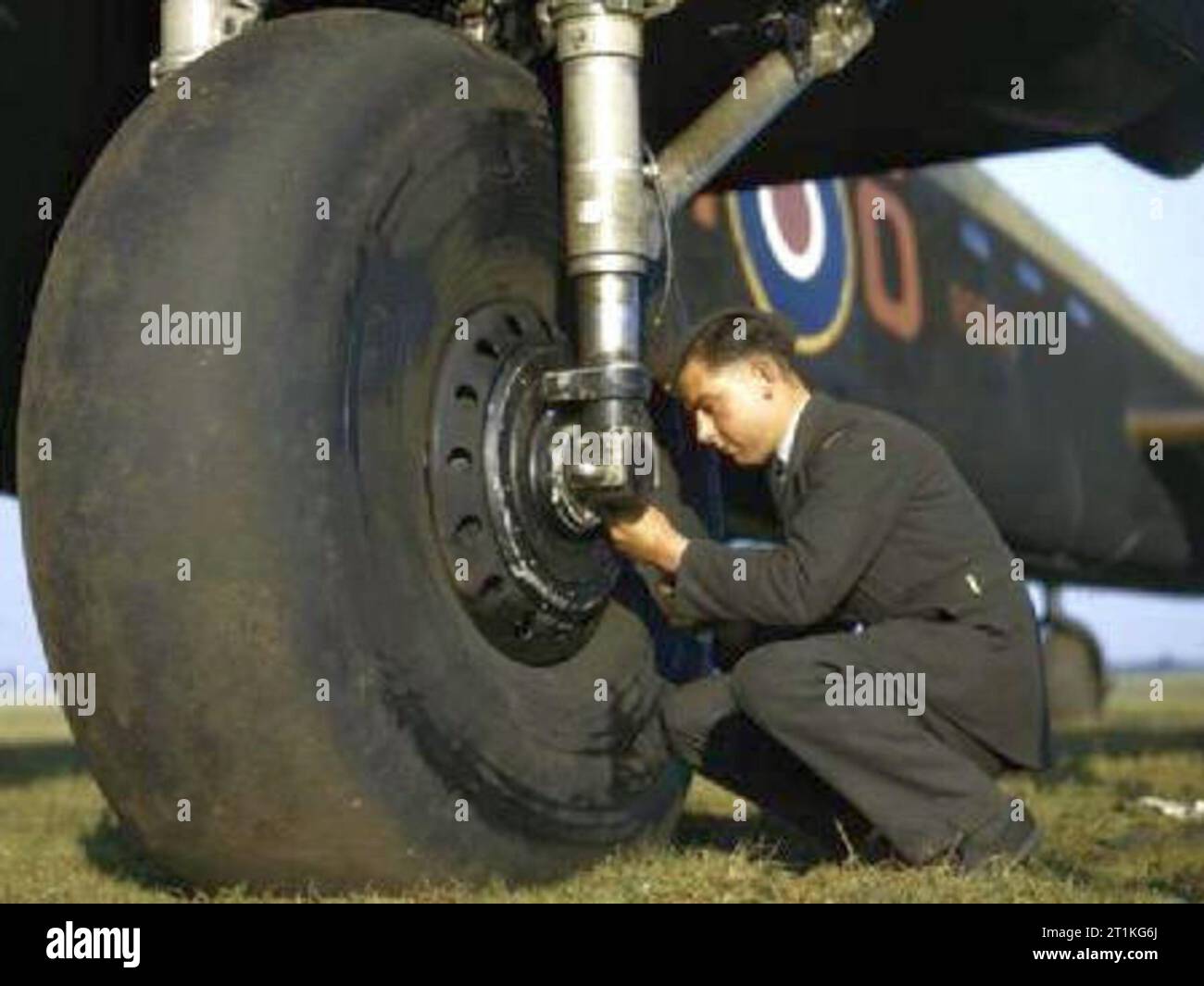 Prova della pressione di gonfiaggio dello pneumatico di Avro Lancaster R5540 del n. 44 squadriglia di volo di conversione a RAF Waddington, Lincolnshire, Regno Unito. Foto Stock