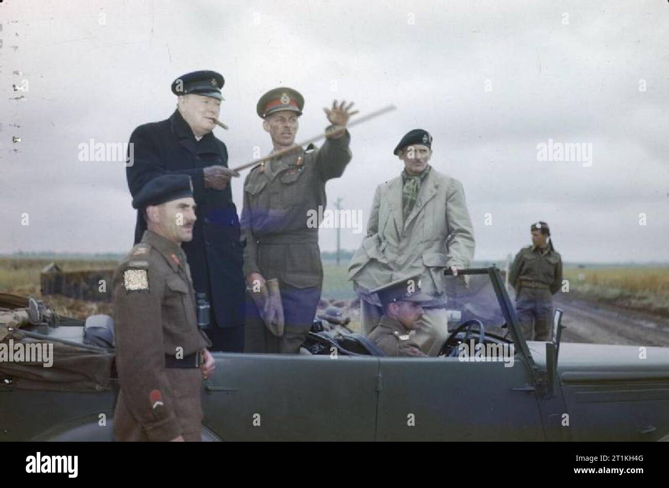 La visita del Primo Ministro Winston Churchill a Caen, Normandia, 22 luglio 1944 il comandante britannico della seconda armata, il tenente generale Sir Miles Dempsey, sottolineando una sezione della parte anteriore al primo ministro, Rt Hon Winston Churchill, MP. Anche nella foto sono il comandante del ii corpo canadese, Tenente Generale G G Simonds (sinistra) e il comandante del xxi Gruppo di Armate generale Sir Bernard Montgomery (a destra). Foto Stock