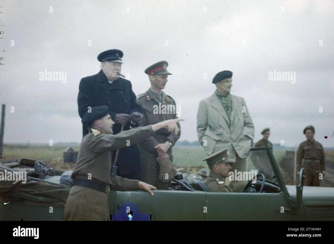 La visita del Primo Ministro Winston Churchill a Caen, Normandia, 22 luglio 1944 il Comandante del ii corpo canadese, Tenente Generale G G Simonds sottolineando una sezione della parte anteriore al signor Churchill. Si sta anche in auto sono il comandante britannico della seconda armata, il tenente generale Sir Miles Dempsey e il comandante del xxi Gruppo di Armate generale Sir Bernard Montgomery. Foto Stock
