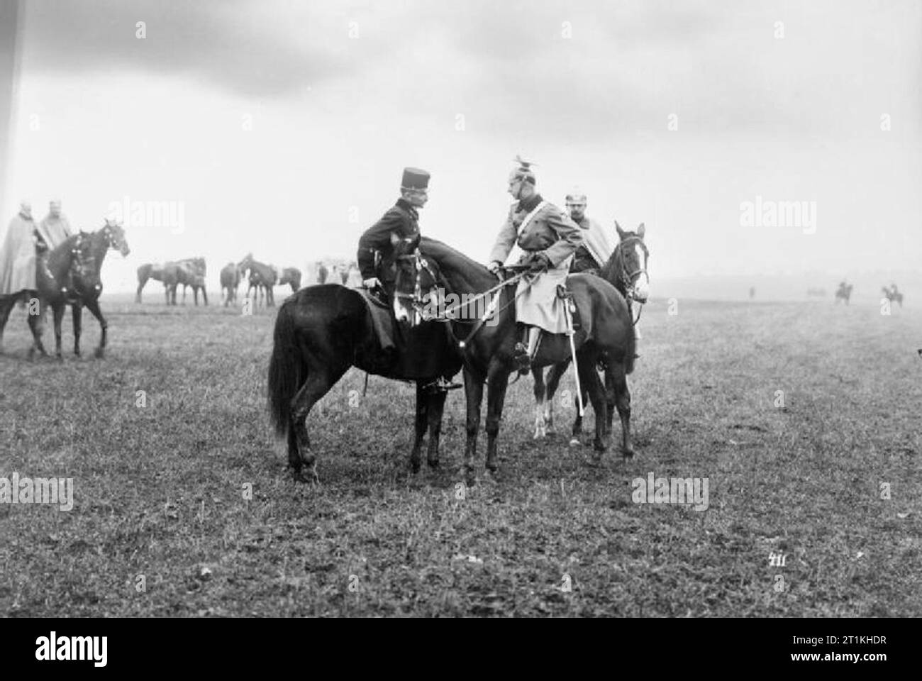 L'Imperial esercito tedesco 1890 - 1913 il principe ereditario Wilhelm con un austriaco valutazione, eventualmente Arciduca Karl (più tardi Imperatore d'Austria) durante le manovre del 1905. Foto Stock