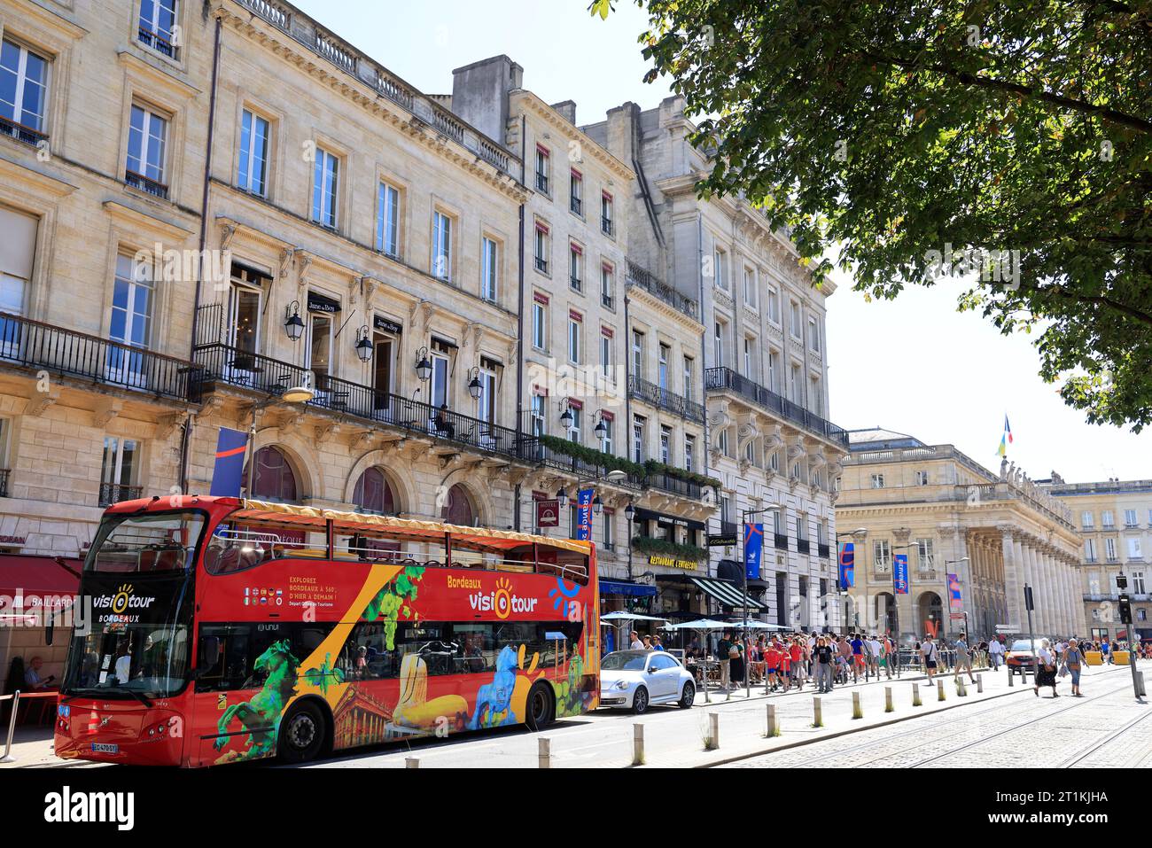 Autobus a due piani Visiotour di fronte all'ufficio turistico di Bordeaux per visitare la città. Turismo, turisti e visita a Bordeaux. Bordeaux, Gironde, fra Foto Stock