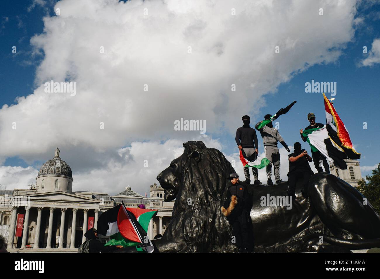 Sostenitori della Palestina in una marcia di dimostrazione di solidarietà da Portland Place a Whitehall a Londra il 14 ottobre 2023. Copyright Carol Moir/Alamy Foto Stock