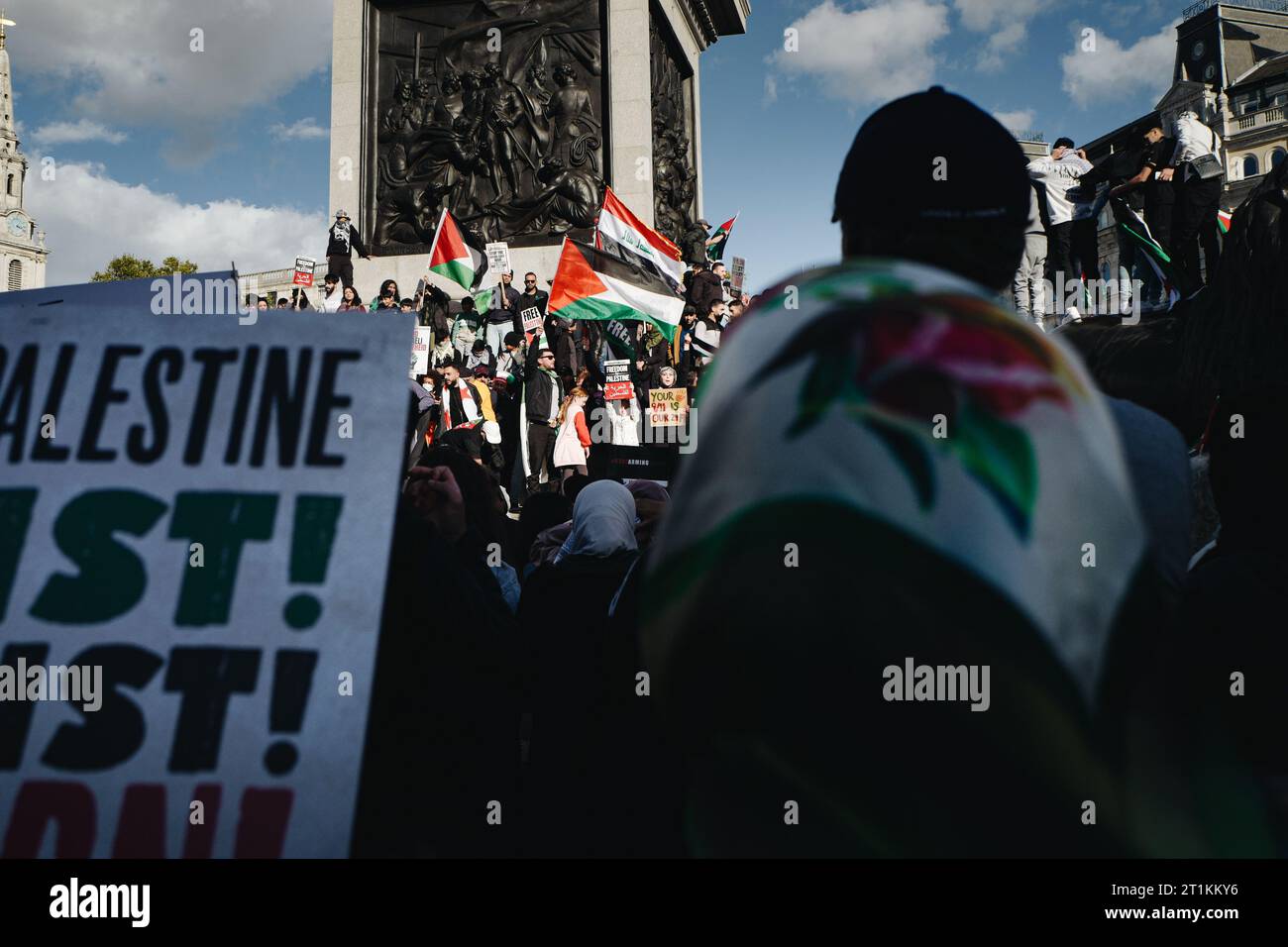 Sostenitori della Palestina in una marcia di dimostrazione di solidarietà da Portland Place a Whitehall a Londra il 14 ottobre 2023. Copyright Carol Moir/Alamy Foto Stock