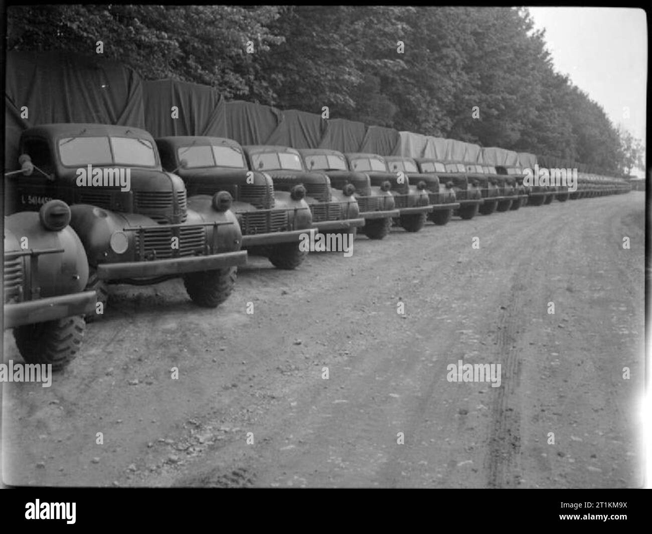 Invasione build-up- Preparativi per lo sbarco in Normandia, UK, 1944 Una fila di camion attende a un deposito di munizioni, da qualche parte in Gran Bretagna, per il ritiro da parte dell'esercito e il trasporto al secondo fronte. Foto Stock