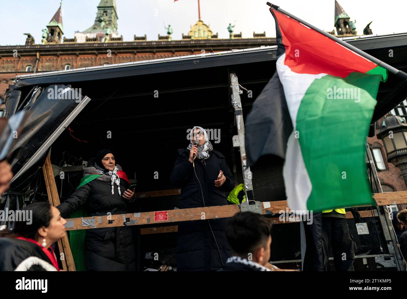 Manifestanti pro-palestinesi a Copenaghen, Danimarca, sabato 14 ottobre 2023. Migliaia di persone hanno marciato da Noerrebro a Raadhuspladsen a Copenaghen sabato, chiedendo attenzione alla popolazione di Gaza. Foto Stock