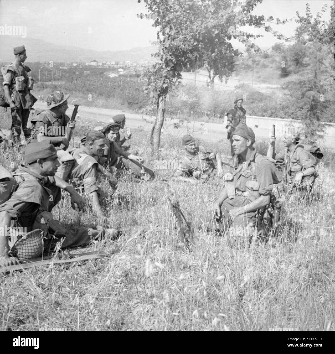 L'esercito britannico in Italia 1944 uomini del 1° Brigata guardie riposare accanto Route 71 West di Arezzo, 16 luglio 1944. Foto Stock