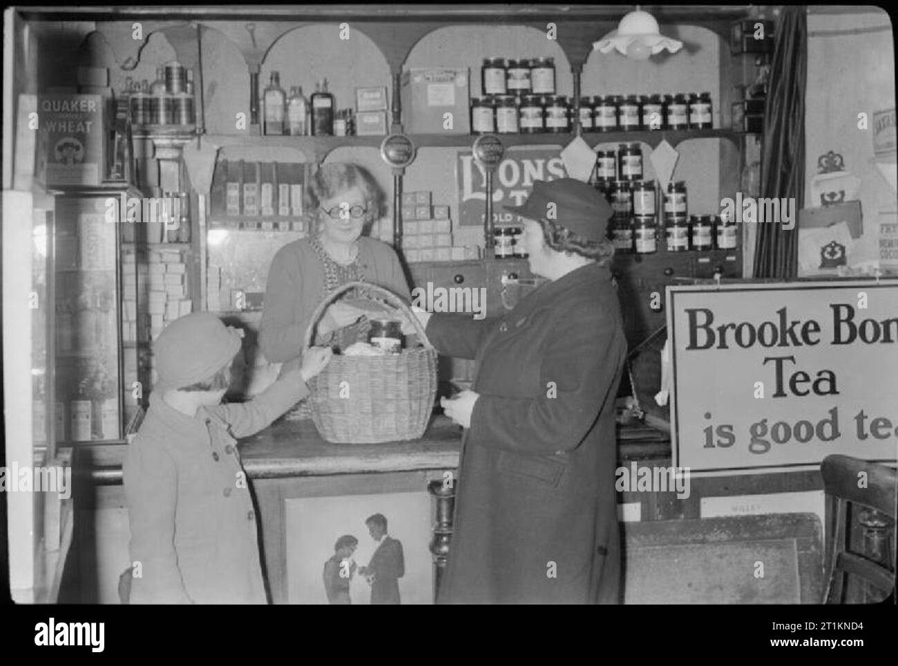 Medio Oriente il sergente moglie non segnalatore di lavoro - La vita come una linea ferroviaria Signalwoman, Il Molland, Devon, Inghilterra, Regno Unito, 1943 Ora off duty, Signalwoman Daisy Cook e i suoi otto anni che la figlia di visitare il villaggio dei depositi presso i Vescovi Nympton per raccogliere le loro razioni. Foto Stock