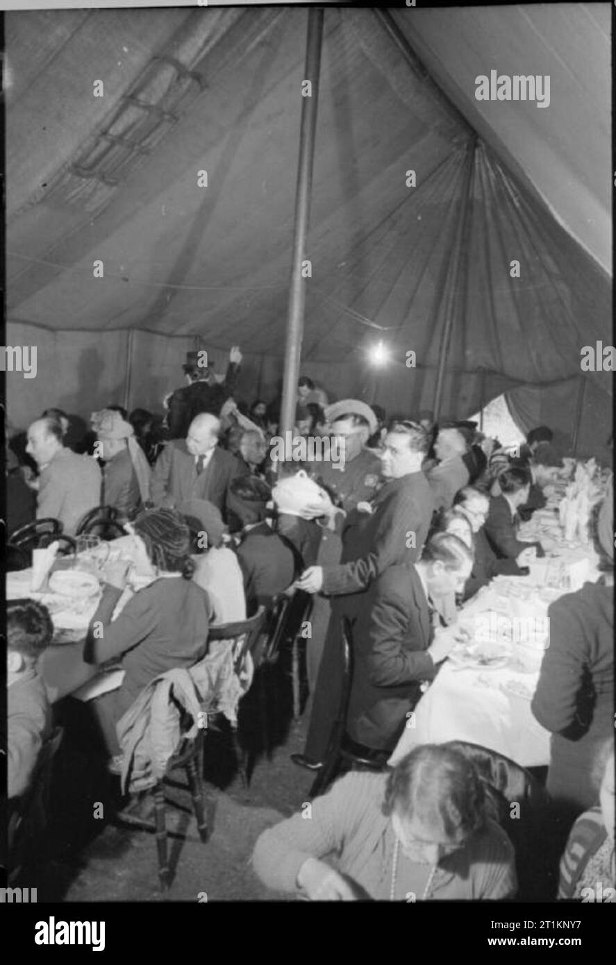 I musulmani in Gran Bretagna- Eid Ul Fitr celebrazioni, 1941 Uomini e donne godono di una festa in una grande tenda a seguito della Eid ul Fitr cerimonia a Woking moschea. Foto Stock