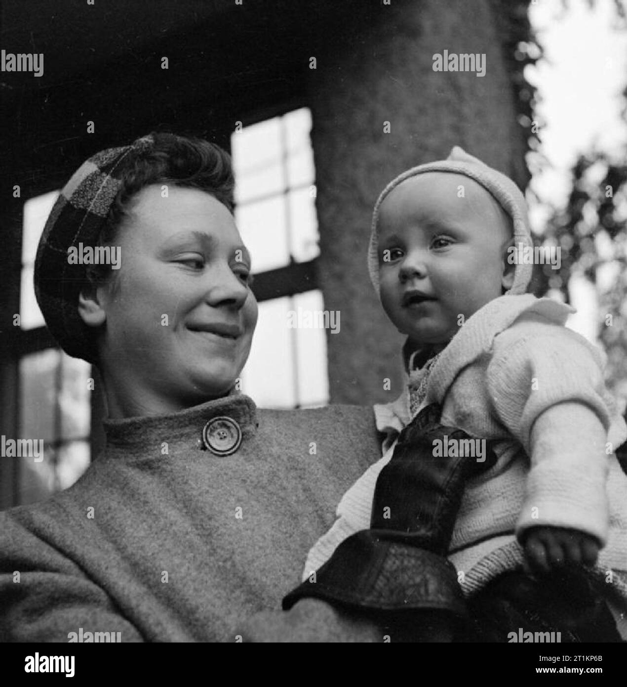 Nursery per le mamme che lavorano- il lavoro della Pietra Focaia Strada Verde vivaio, Birmingham, 1942 8 mese Keith arriva al vivaio per la giornata a 7am. Sua madre gli dà un abbraccio addio prima che lei lascia per una giornata di lavoro. Foto Stock