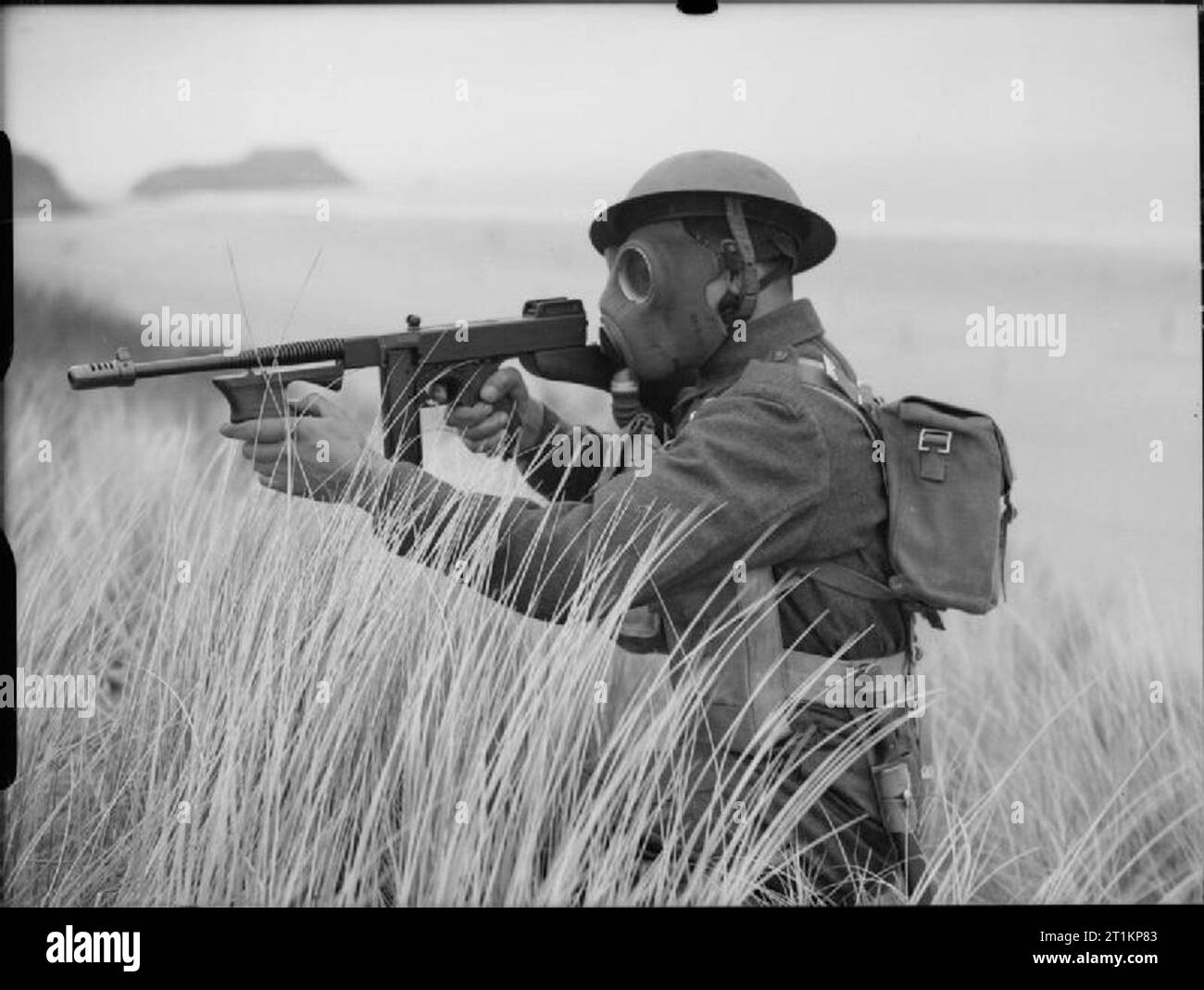 Le forze alleate nel Regno Unito 1939-45 un soldato belga indossando un gasmask e armata con una pistola di tommy' durante la formazione a Tenby in Galles, 10 febbraio 1941. Foto Stock