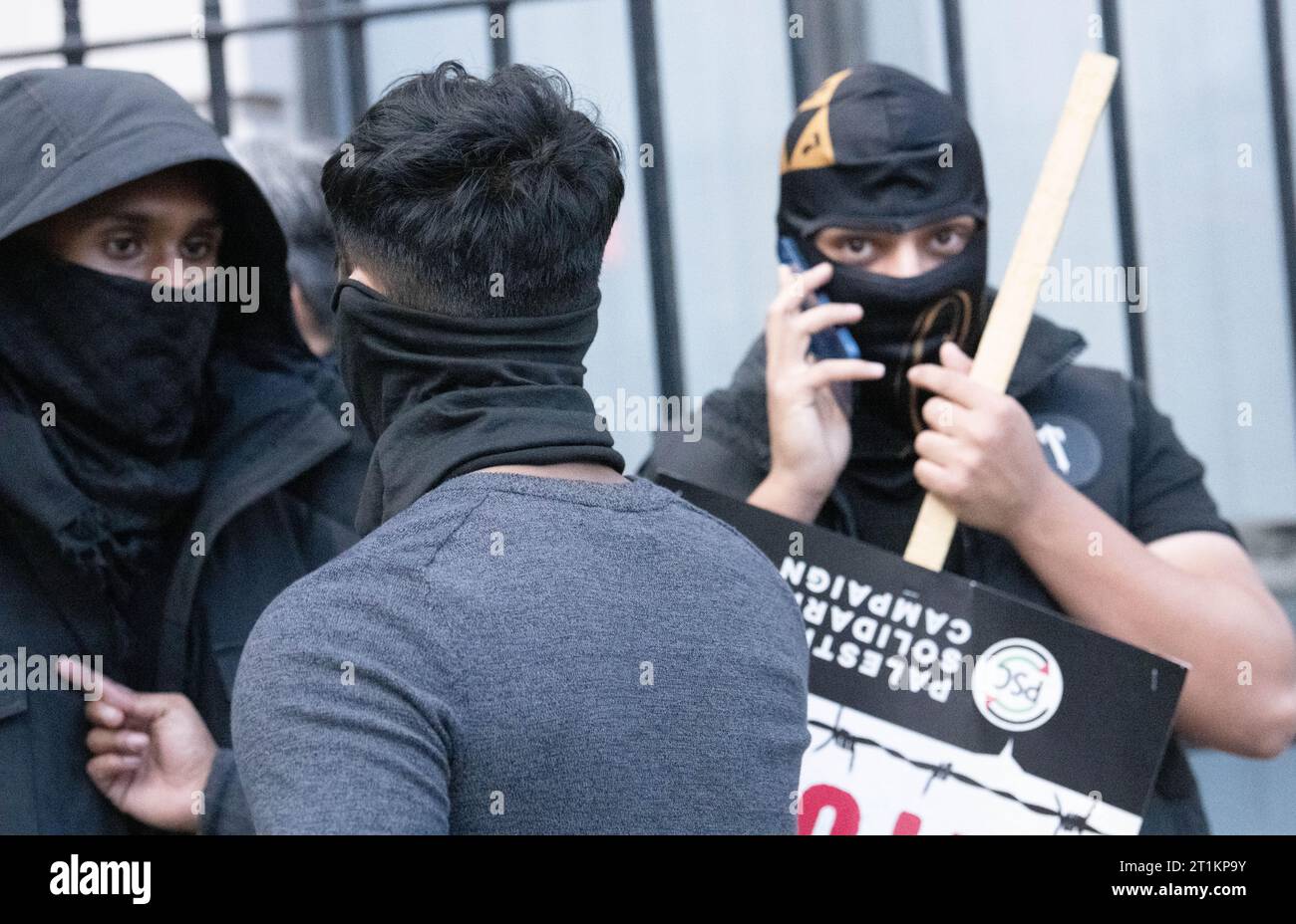 Londra, Regno Unito. 14 ottobre 2023. Protesta di Londra: Migliaia di persone partecipano alla marcia pro-palestinese in mezzo all'escalation della guerra Israele-Hamas credito: Ian Davidson/Alamy Live News Foto Stock