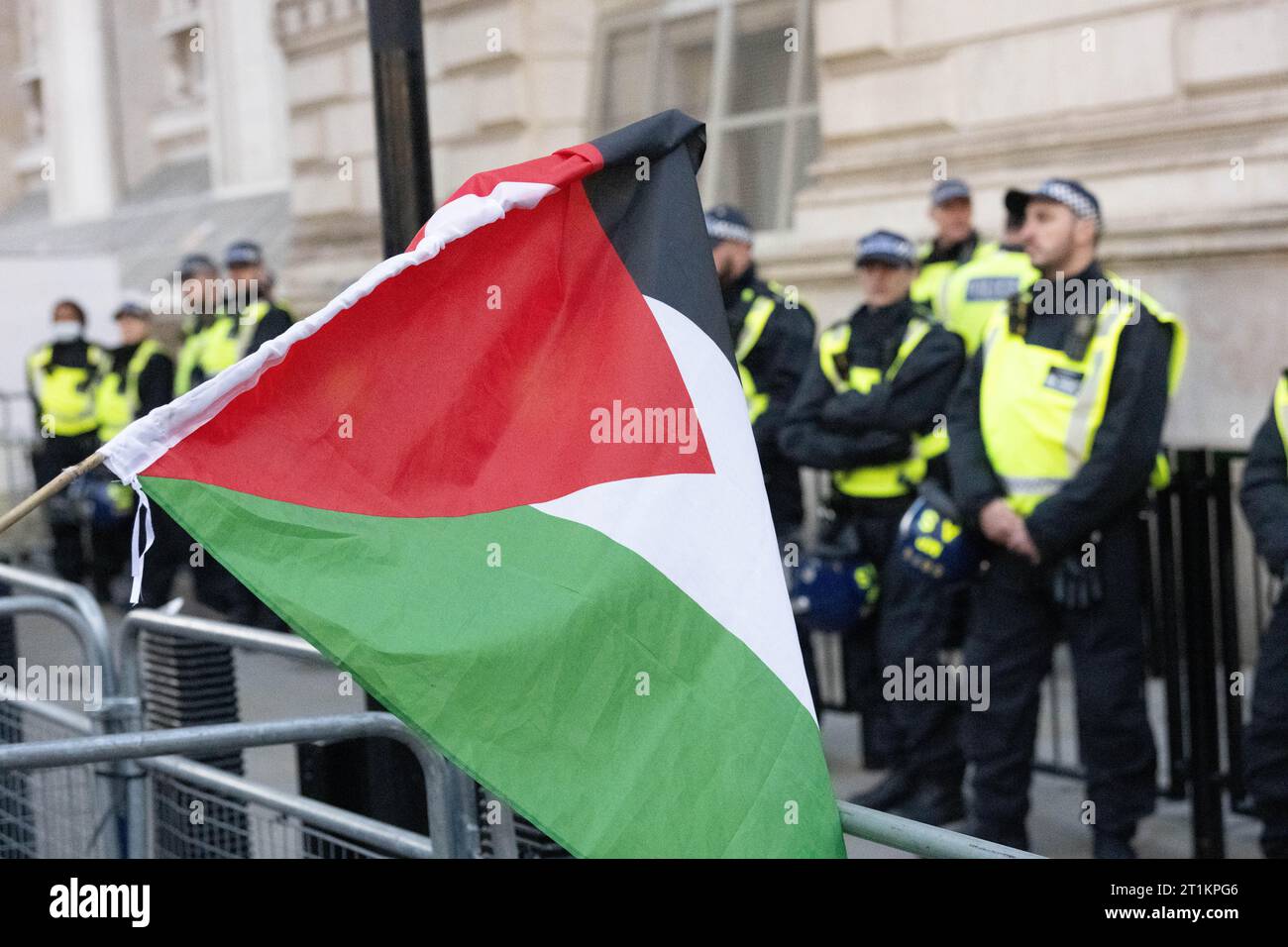 Londra, Regno Unito. 14 ottobre 2023. Protesta di Londra: Migliaia di persone partecipano alla marcia pro-palestinese in mezzo all'escalation della guerra Israele-Hamas credito: Ian Davidson/Alamy Live News Foto Stock