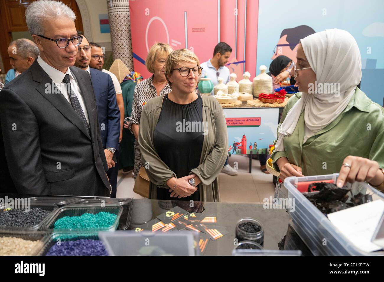 Marrakesh, Marocco. 14 ottobre 2023. L'inviato ufficiale del re Mohammed vi Karim Kassi-Lahlou (L) e del ministro della cooperazione allo sviluppo e della politica metropolitana Caroline Gennez (C) sono raffigurati durante una visita sul campo a un progetto di inclusione economica giovanile del gruppo mondiale nella regione di Marrakech-Safi, parte di una visita di lavoro del ministro dello sviluppo in Marocco, sabato 14 ottobre 2023. BELGA PHOTO JONAS ROOSENS Credit: Belga News Agency/Alamy Live News Foto Stock