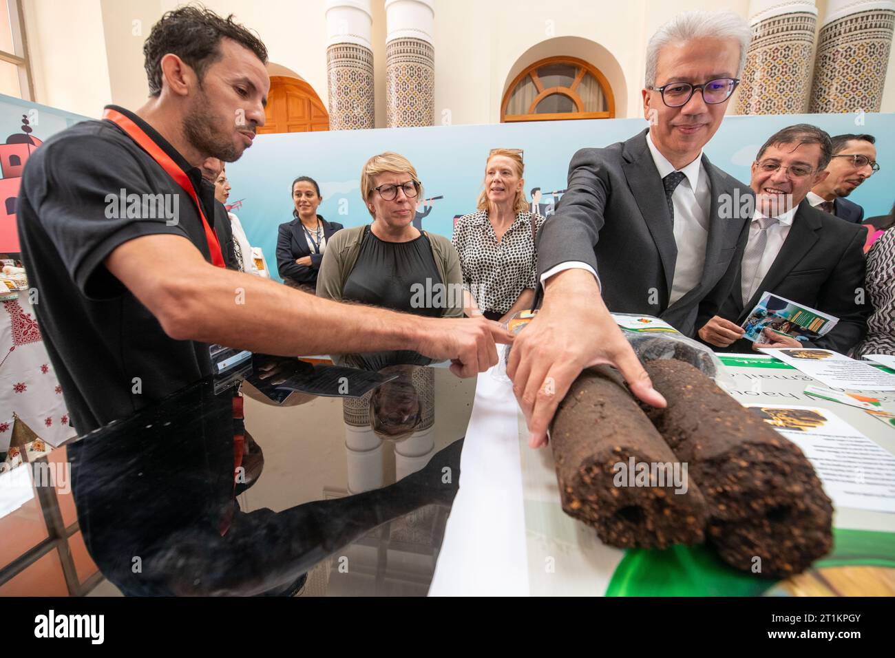 Marrakesh, Marocco. 14 ottobre 2023. L'inviato ufficiale del re Mohammed vi Karim Kassi-Lahlou (3R) e del ministro della cooperazione allo sviluppo e della politica metropolitana Caroline Gennez (3L) sono raffigurati durante una visita sul campo a un progetto di inclusione economica giovanile del gruppo mondiale nella regione di Marrakech-Safi, parte di una visita di lavoro del ministro dello sviluppo in Marocco, sabato 14 ottobre 2023. BELGA PHOTO JONAS ROOSENS Credit: Belga News Agency/Alamy Live News Foto Stock